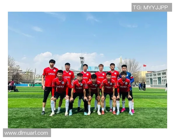 足球套头上展现运动魅力与时尚风潮的完美结合 足球套头上展现运动魅力与时尚风潮的完美结合